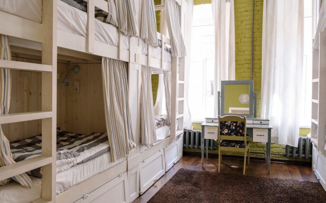 A very well-organized, minimalistic dorm room.