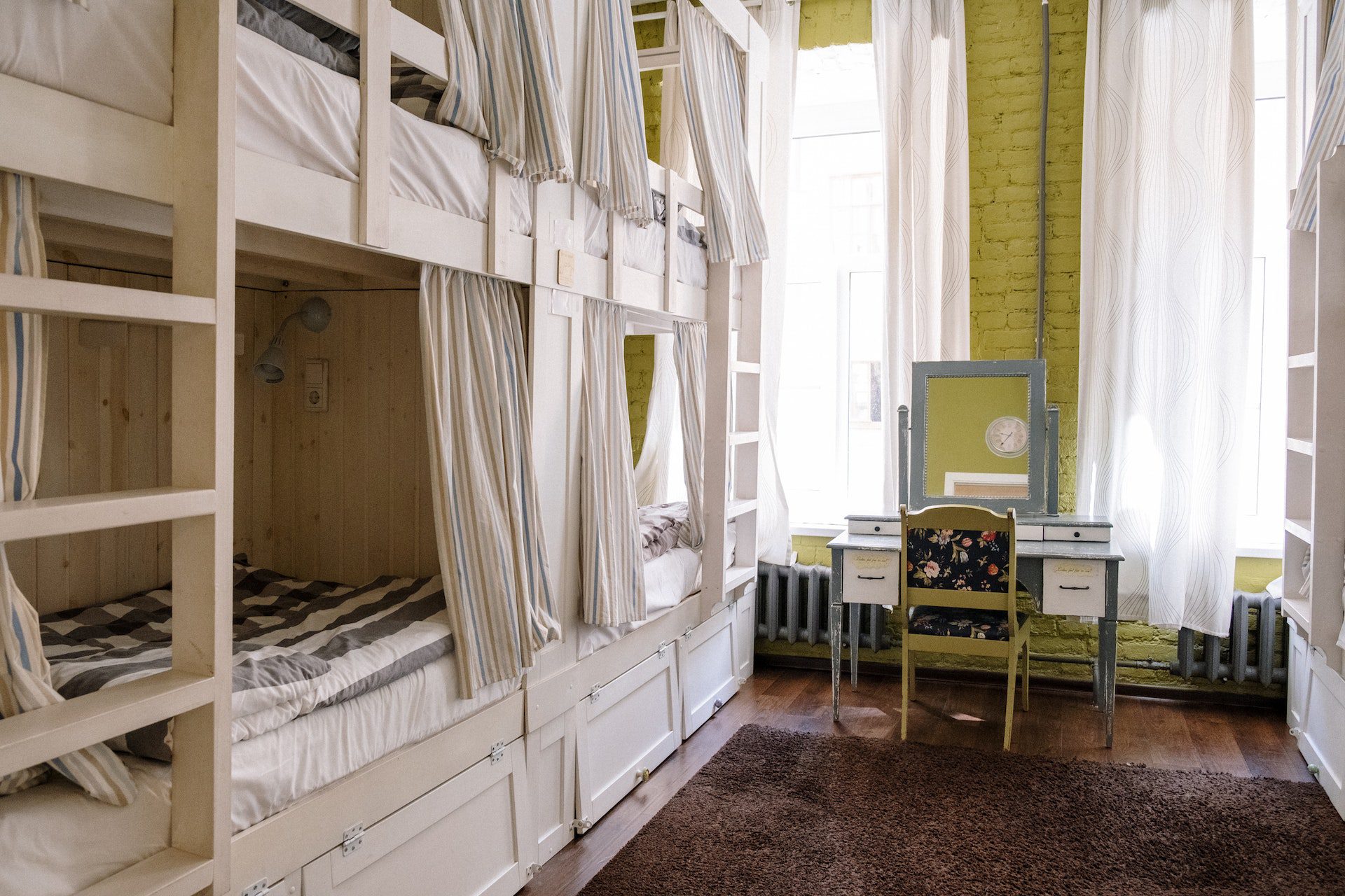 A very well-organized, minimalistic dorm room.